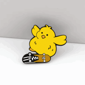 PIN POLLITO EN PATINETA